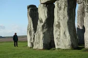 Professor Mike Parker Pearson und die Steins&auml;ulen von Stonehenge.  Die Verwendung des sendungsbezogenen Materials ist nur mit dem Hinweis und Verlinkung auf RTL+ gestattet.