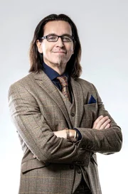 Kichernd durch die Weihnachtszeit mit Chako Habekost, der wissen will: Warum wird an Weihnachten so viel gelogen? Stammte einer der Heiligen Drei K&ouml;nige aus der Pfalz? Wie findet man garantiert die falschen Geschenke?