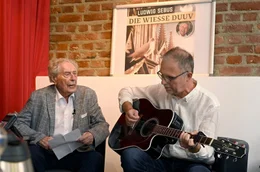 Ludwig Sebus (l) und Musikproduzent Wolfgang L&ouml;hr stellen ihr Friedenslied &bdquo;Die Wiesse Duuv&ldquo; vor.