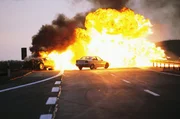 Semir und Tom haben gro&szlig;e M&uuml;he mit ihrem Wagen nicht in die Feuerwand zu fahren. Ein Jaguar ist nach einer Verfolgungsjagd mit einem Cartfahrer explodiert.