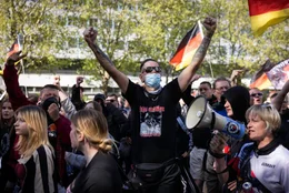 Rechtsradikaler Protest f&uuml;r "fl&auml;chendeckende Grenzkontrollen" und gegen Waffenlieferungen in die Ukraine. Veranstalter ist das B&uuml;ndnis "Gemeinsam f&uuml;r Deutschland". Unter den Teilnehmern befinden sich &uuml;berwiegend junge Neonazis und Anh&auml;nger der Berliner Coronaleugner- und Querdenkerszene.
