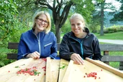 Christina Bauer (re.) und ihre Freundin Christina Ebner (li.) verlesen Wildpreiselbeeren, die im Lungau "Granten" genannt werden.