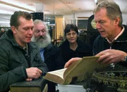 Tr&ouml;delprofi Otto Schulte ist mit Burkhardt (2.v.li.) und Waltraud beim Antiquit&auml;tenh&auml;ndler