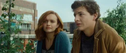 Samantha (Oliva Cooke, l.); Wade (Tye Sheridan, r.)
