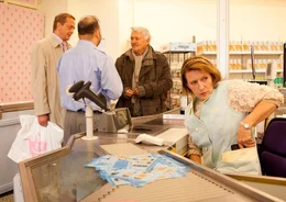 Um mit einem Kunden in Kontakt zu kommen, hat Kassiererin Emma Beeskow (Dagmar Manzel) sein Portemonnaie eingesteckt. Der Gesch&auml;ftsmann (Carl Achleitner, li.) und ihr Kollege Sami (Samuel Arslan, 2. v. li.) verd&auml;chtigen den Obdachlosen August von Zinnerberg (Henry H&uuml;bchen) des Diebstahls.