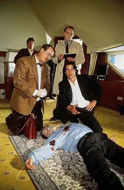 Gerichtsmediziner Dr. Leo Graf (Gerhard Zeman, l.), Assistent Stockinger (Karl Markovics, M.) und Kommissar 'Richie' Moser (Tobias Moretti, l.) untersuchen den im Hotel ermordeten Klaus Schuhmann  (Gerhard Acktun). Die einzige Zeugin in dem Mordfall ist die blinde Telefonistin Brigitte Heinrich, die den T&auml;ter an seiner Stimme erkennen k&ouml;nnte. Kommissar Moser mu&szlig; handeln, denn Frau Heinrich  schwebt in Lebensgefahr...