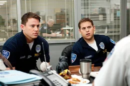 Die Cops Jenko (Channing Tatum, l.) und Schmidt (Jonah Hill) haben in Sachen Vorschriften ordentlich &uuml;ber die Str&auml;nge geschlagen. Zur Strafe werden die beiden in das Undercover-Programm "21 Jump Street" versetzt...  +++ Die Verwendung des sendungsbezogenen Materials ist nur mit dem Hinweis und Verlinkung auf RTL+ gestattet. +++