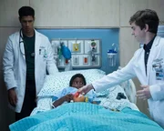 Dr. Jared Kalu (Chuku Modu, l.), Gabriel (Jojo Salkey-Randon, liegend), Dr. Shaun Murphy (Freddie Highmore) Dr. Jared Kalu (Chuku Modu, l.), Gabriel (Jojo Salkey-Randon, liegend), Dr. Shaun Murphy (Freddie Highmore)