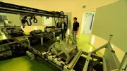 Karsten Schwanke (links) lässt sich von Timo Frett die unterschiedlichen Experimentiermöglichkeiten an den vier Armen der Humanzentrifuge erklären. Karsten Schwanke (links) lässt sich von Timo Frett die unterschiedlichen Experimentiermöglichkeiten an den vier Armen der Humanzentrifuge erklären.