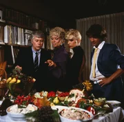 Bei so einem tollen Buffet f&auml;llt Werner (Peter Weck, l.), Bille (Maria Sebaldt, 2. v. l.), Inge (Angela Van Moll, 2. v. r.) und Wolfgang (Herbert Herrmann, r.) die Auswahl schwer.