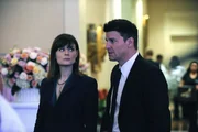 Brennan (Emily Deschanel, l.); Booth (David Boreanaz, r.)