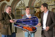 Die Kommissare Korbinian Hofer (Joseph Hannesschläger, li.) und Sven Hansen (Igor Jeftic, re.) ermitteln in der Musikakademie und befragen den Tobias Ferber (Lukas Nathrath, mi.). Die Kommissare Korbinian Hofer (Joseph Hannesschläger, li.) und Sven Hansen (Igor Jeftic, re.) ermitteln in der Musikakademie und befragen den Tobias Ferber (Lukas Nathrath, mi.).