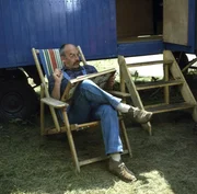 Peter (Peter Lustig) richtet seinen Bauwagen ein. Das ist gar nicht so einfach. Immerhin sollen eine K&uuml;che, ein Bad, eine gem&uuml;tliche Coach und ein Bett dort Platz finden.