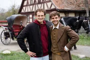 Julian (links) am Set von "Der starke Hans" mit dem Schauspieler Lucas Reiber. Julian (links) am Set von "Der starke Hans" mit dem Schauspieler Lucas Reiber.