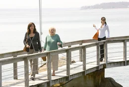 V.l.: Grace Paxton (Mary Steenburgen), Grandma Annie (Betty White) und Margaret Tate (Sandra Bullock)  +++ Die Verwendung des sendungsbezogenen Materials ist nur mit dem Hinweis und Verlinkung auf RTL+ gestattet. +++