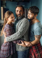 Toni (Adnan Maral) stellt sich zwischen seine Tochter Franzi (Lena Meckel) und ihren Verlobten Osman (Aram Arami).