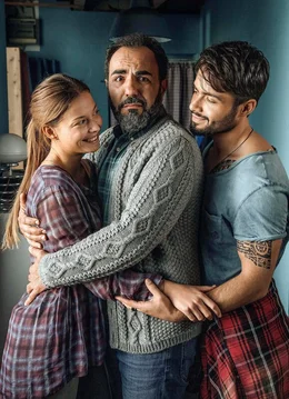 Toni (Adnan Maral) stellt sich zwischen seine Tochter Franzi (Lena Meckel) und ihren Verlobten Osman (Aram Arami).