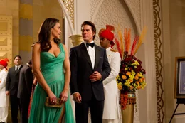 In Indien versucht Ethan Hunt (Tom Cruise, r.) mit Hilfe seiner bezaubernden Kollegin Jane Carter (Paula Patten, l.), an einen streng geheimen Zugangscode zu kommen. Wird sie den Codebesitzer um den Finger wickeln und somit eine atomare Katastrophe verhindern k&ouml;nnen?