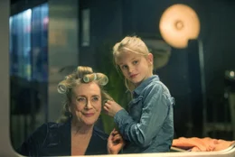 St&uuml;ck f&uuml;r St&uuml;ck werden Romy (Vita Heijmen) und ihre Oma Stine (Beppie Melissen) zu einem eingeschworenen Team.
