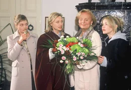 Hildegard Reimund (Ruth Maria Kubitschek, 2. von rechts), eine wohlhabende &auml;ltere Dame, w&uuml;nscht sich ein Enkelkind. Ihre drei T&ouml;chter Susanne (Susanna Simon, links), Anja (Tina Ruland, rechts) und Regina (Marita Marschall) haben jedoch andere Familienpl&auml;ne.