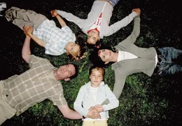 Am Ende gl&uuml;cklich vereint: Dr. Peter Grainernapp (Heio von Stetten) und seine beiden Kinder Jennifer (Gina Sehlmeyer, unten) und Philipp (Alexander Seidel) freuen sich darauf, dass sie mit Anja Lohse (Dana V&aacute;vrov&aacute;) und ihrer Tochter Marie (Sophie B&auml;umer, oben) eine gro&szlig;e Familie bilden.