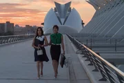 Alejandra (Ver&oacute;nica S&aacute;nchez, l.); Katia (Marta Milans, r.)