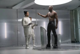 Rechts: Brixton (Idris Elba)