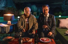 Bei TK-Pizza und Rotwein sinnieren Hauptkommissar Thiel (Axel Prahl, l.) und Dr. Karl-Friedrich Boerne (Jan Josef Liefers, r.) &uuml;ber die m&ouml;glichen Szenarien des t&ouml;dlichen Unfalls nach dem Streit zwischen Doreen Pr&auml;torius und Oskar Weintraub.