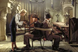 Da h&auml;tte "Jones-Junior" (Harrison Ford, 2.v.r.) besser auf seinen Vater (Sean Connery, 2.v.l.) h&ouml;ren sollen: Die attraktive Elsa (Alison Doody, l.) ist eine Spionin der Nazis. Und im Gegensatz zu seinem Vater hat Indiana nicht bemerkt, dass die Sch&ouml;nheit im Schlaf redet und sich so schon vorher verraten hatte ...