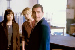 Gerade als Barry (Adam Sandler, r.) Probleme mit einer Telefonsex-Dame hat, erscheint seine Schwester Elizabeth (Mary Lynn Rajskub, l.) im Schlepptau mit Lena (Emily Watson, M.) ...