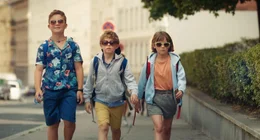 Eberhard (Leo Wacha, links) und Gabi (Nora Reidinger, rechts) unterst&uuml;tzen Franz (Jossi Jantschitsch, Mitte) tatkr&auml;ftig bei seinem Vorhaben, ein echter Mann zu werden.