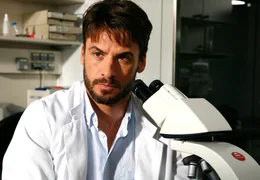 Lebt nur f&uuml;r seine Arbeit: Der Herzspezialist Prof. Markus G&auml;rtner (Stephan Luca).