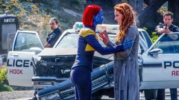 Raven / Mystique (Jennifer Lawrence, l.), Jean Grey / Phoenix (Sophie Turner, r.)