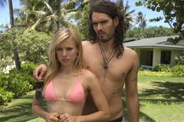 Um die Trennung von seiner Freundin zu verarbeiten, sucht Peter Ver&auml;nderung - in einem Luxus-Ressort auf Hawaii. Doch zuf&auml;lligerweise macht ausgerechnet seine Ex Sarah (Kristen Bell, l.) mit ihrem neuen Freund, dem britischen S&auml;nger und Frauenheld Aldous Snow (Russell Brand, r.), dort Urlaub. Das Chaos ist vorprogrammiert ...