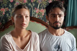 Die Frischverliebten Franzi (Lena Meckel) und Osman (Aram Arami) m&uuml;ssen ihren ersten Beziehungstest bestehen.