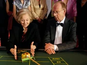 Elisabeth (Bibiana Zeller) und ihr Freund Roland Meissner (Hans Peter Korff) spielen Roulette. Elisabeth (Bibiana Zeller) und ihr Freund Roland Meissner (Hans Peter Korff) spielen Roulette.