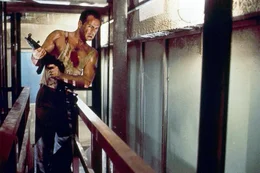 McClane (Bruce Willis) versucht die Geiseln zu befreien.