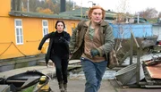 Anna (Ina Paule Klink, li.) hat Thomas Brandt (Godehard Giese) in seinem Versteck entdeckt. Er steht unter Mordverdacht und fl&uuml;chtet.