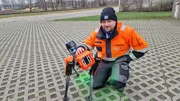 Bauwerkspr&uuml;fer Florian Steffens mit Pr&uuml;f-Roboter.