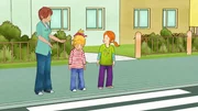 Mama (l.) unternimmt mit Conni (M.) und Anna (r.) einen Spaziergang durch die Stadt