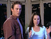 Piper (Marie Holly Combs, r.) ist frustriert &uuml;ber die fehlende Kontrolle ihrer neuen Kraft. Leo (Brian Krause, l.) &uuml;nterst&uuml;tzt sie, so weit er kann.