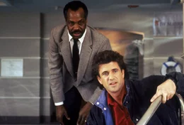Roger Murtaugh (Danny Glover, l.); Martin Riggs (Mel Gibson, r.)