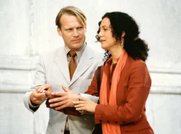 Die S&auml;ngerin Sophie Martell (Barbara Wussow) ist nicht gl&uuml;cklich &uuml;ber die gesch&auml;ftlichen Winkelz&uuml;ge ihres Agenten David Rauch (Pierre Besson).