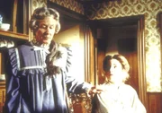 Die alleinstehende, alte Dame, Mrs. Flannery (Barbara Townsend, l.) teilt Laura Ingalls-Wilder (Melissa Gilbert, r.) mit, dass sie ihr gro&szlig;es Haus vererben will.