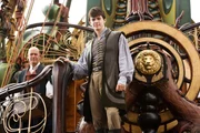 Eben noch hat Edmund (Skandar Keynes, r.) ein Bild im Zimmer seines unangenehmen Cousins betrachtet, da wird er auch schon von diesem Gem&auml;lde verschlungen und auf das Schiff Morgenr&ouml;te, dass den Ozean von Narnia durchquert, gesp&uuml;lt ...