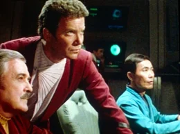 Captain Kirk (William Shatner, M.) f&uuml;hrt Scotty (James Doohan, l.) und Sulu (George Takei, r.) in ein Gefecht mit den Klingonen.