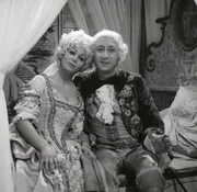 Um eine mit List verhinderte Verheiratung geht es in dieser Szene. Rosaura (Silvia Luzzi) und ihr Liebhaber Florindo (Umberto Troni).