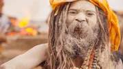 In der heiligen Stadt Varanasi bewerfen sich die Menschen w&auml;hrend der Holi Feierlichkeiten nicht nur mit Farbpulver, sondern auch mit Asche.