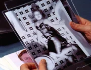 Bei genauerem Hinsehen entdecken die Ermittler Ungeheuerliches: Die Models des berühmten Fotografen sind zum Zeitpunkt der Aufnahme bereits tot. Bei genauerem Hinsehen entdecken die Ermittler Ungeheuerliches: Die Models des berühmten Fotografen sind zum Zeitpunkt der Aufnahme bereits tot.