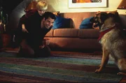 James (John Travolta, r.) m&ouml;chte seinen Sohn Mikey (David Gallagher, l.) aufheitern und schenkt ihm einen Hund. Mikey hatte n&auml;mlich erfahren, dass der Weihnachtsmann nicht echt ist.